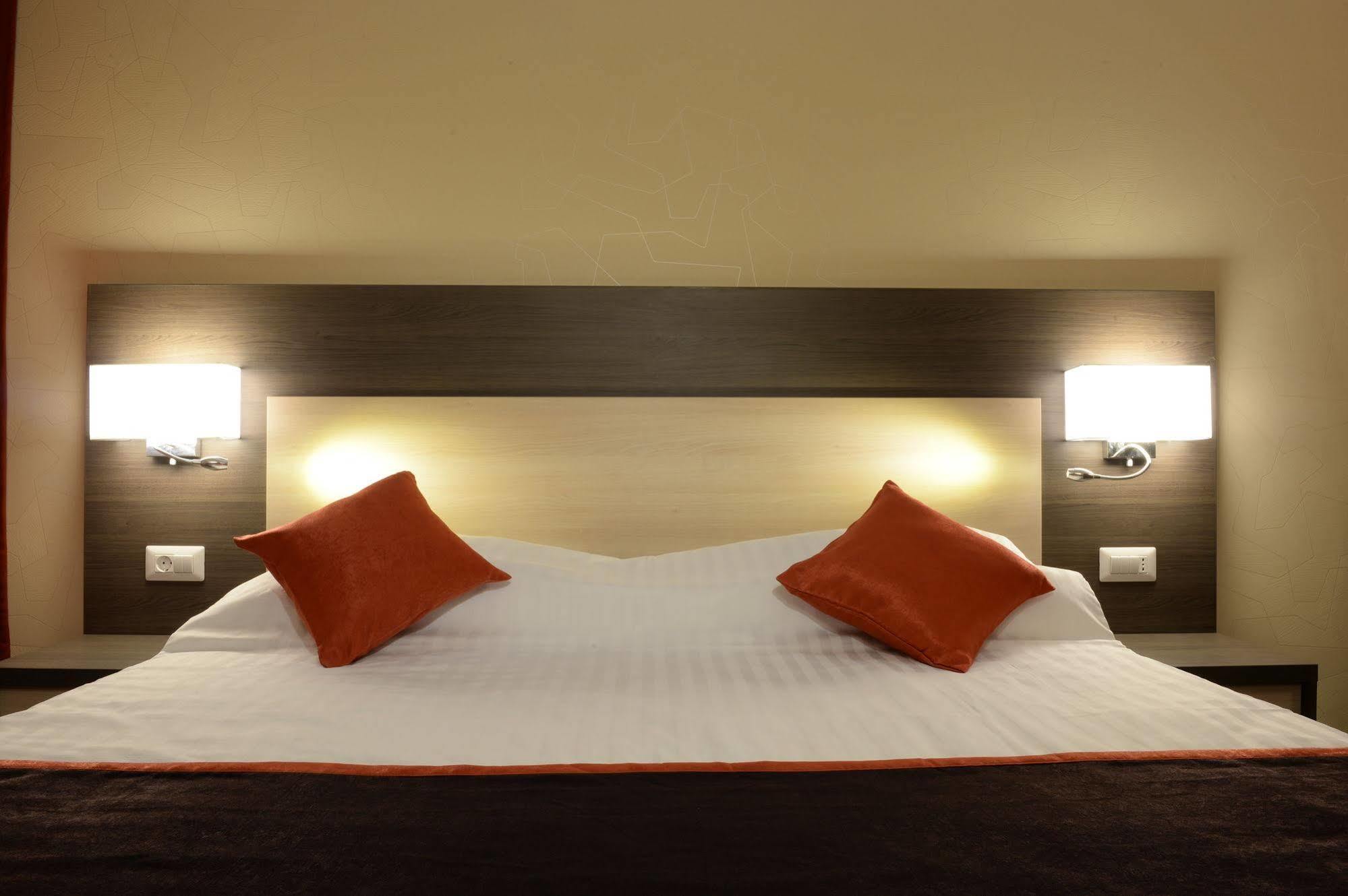 Hotel Galaxy Dumbravita  Екстериор снимка